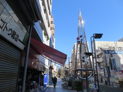 イセザキモールを北上 5丁目商店街のモニュメント