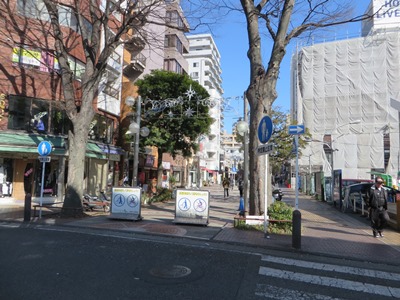 イセザキモールを北上 道路を渡り4丁目商店街へ