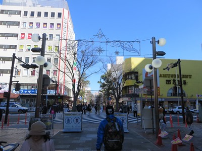 イセザキモールを北上 3丁目商店街 伊勢佐木町3丁目交差点で横浜駅根岸道路(市道80号)を渡り、2丁目商店街へ