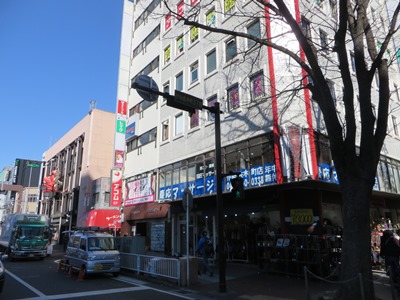 イセザキモールを北上 3丁目商店街 伊勢佐木町3丁目交差点で横浜駅根岸道路(市道80号)を渡り、2丁目商店街へ
