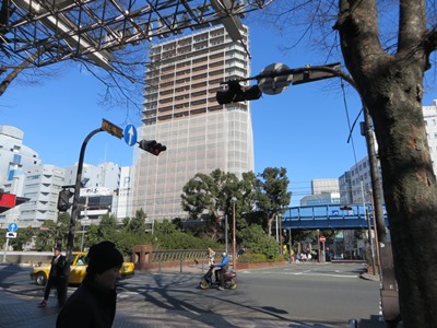 伊勢佐木町入口交差点 新横浜道り(桜川新道)を渡る