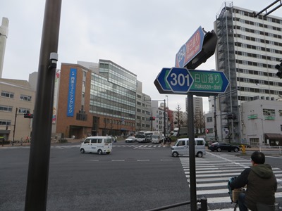春日通り 春日町交差点で白山通りを渡る