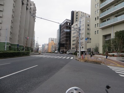 春日通り 東富坂(真砂坂)を上る