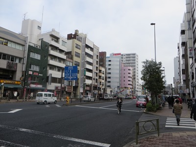 春日通り 本郷三丁目交差点で本郷通りを渡る