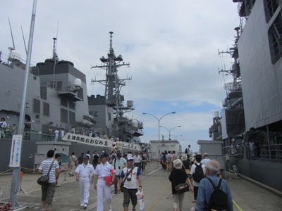 吉倉桟橋 先に右の艦艇を見物