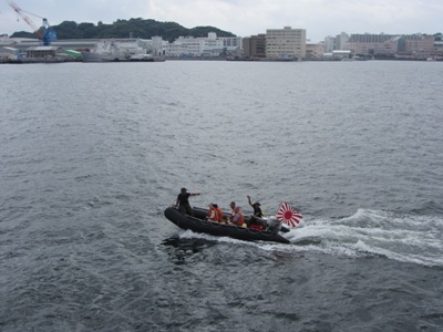 試験艦 あすかから見たゴムボートの高速機動艇