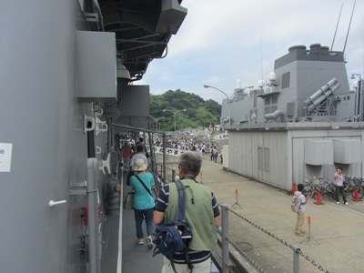 護衛艦 やまぎり 退艦タラップで吉倉桟橋へ