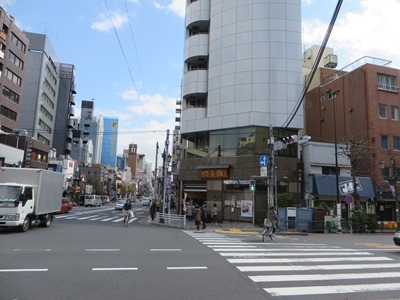 春日通り 天神下交差点で不忍通りを渡る