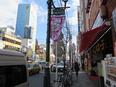 春日通り 梅まつりの小旗が飾られた商店街を東進