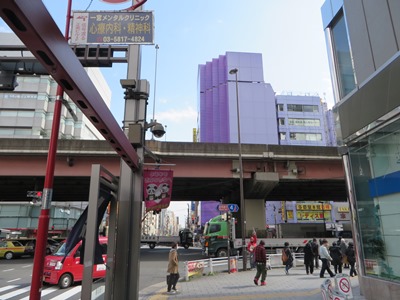 春日通り 台東四丁目交差点で昭和通りを渡る