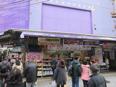 春日通り 台東四丁目交差点で昭和通りを渡る