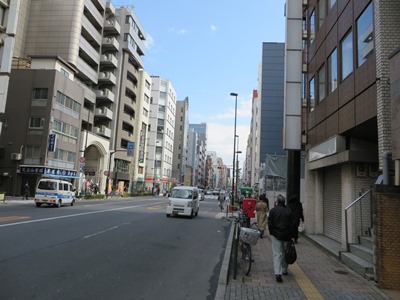 春日通り 昭和通りを渡ると閑散としている