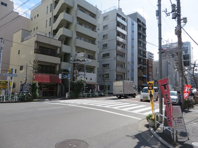 佐竹商店街(佐竹通り) 突き当りの佐竹通り南口交差点で清洲橋通りに合流