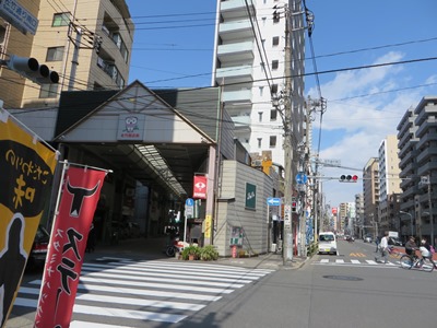 佐竹商店街(佐竹通り) 突き当りの佐竹通り南口交差点で清洲橋通りに合流