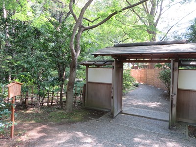 六義園 正門前広場前の門