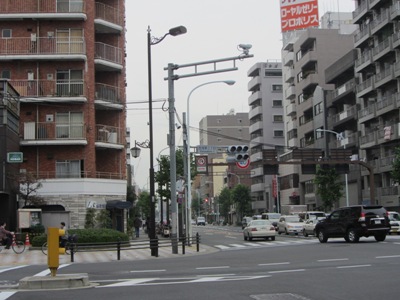 言問通り 西浅草三丁目交差点で国際通りを渡る