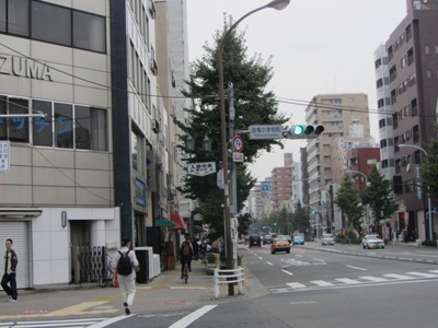 言問通り 金竜小学校前交差点でかっぱ橋道具街通りを渡る