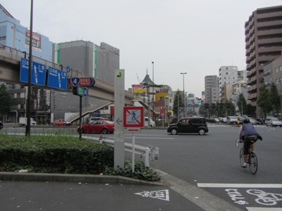 言問通り 入谷交差点で昭和通りを渡る
