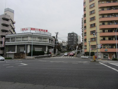 白山通り 白山下交差点で渡り蓮華寺坂へ
