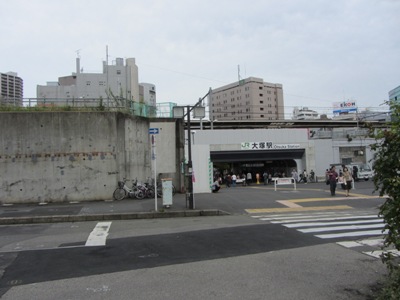 JR 大塚駅前で左折、山手線沿いに坂を上る