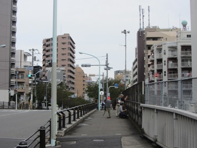 空蝉橋通り JR跨線橋の空蝉橋を渡る