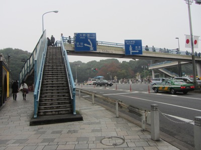表参道(都道413号) 原宿駅前歩道橋脇を進む