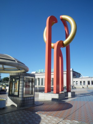 上野駅前広場の上に造られたコンコース(ジュエリーブリッジ)を西進