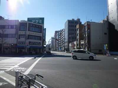 かっぱ橋道具街通り 菊屋橋交差点で左折、浅草通りへ
