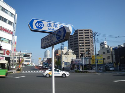 四ツ目通り 押上駅前交差点で浅草通りを渡る
