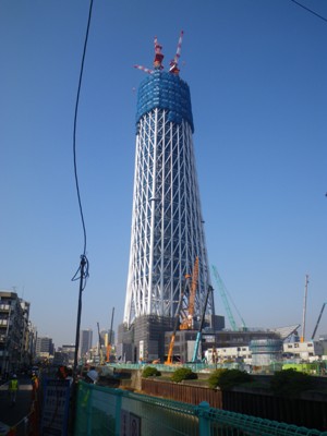 東京スカイツリーを見つつ、北十間川沿いを歩く