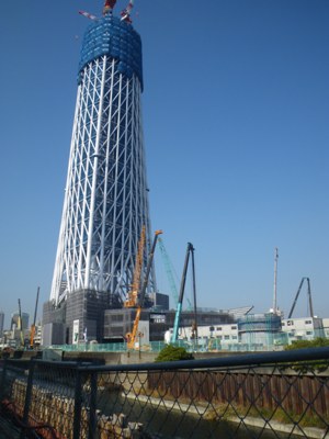 東京スカイツリーを見つつ、北十間川沿いを歩く