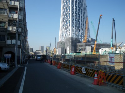 東京スカイツリーを見つつ、北十間川沿いを歩く