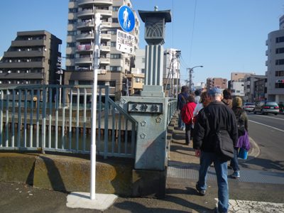 蔵前橋通り 横十間川に架かる天神橋を渡る