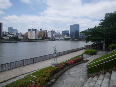 隅田川テラス(佃公園) みどりの風像