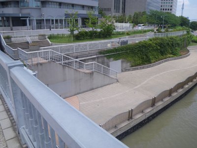 中央大橋を渡り、隅田川テラス(新川公園)へ