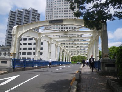 日本橋川に架かる豊海橋を渡る