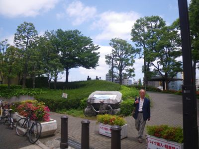 豊海橋を渡り右折、隅田川テラス(箱崎河岸緑道)へ
