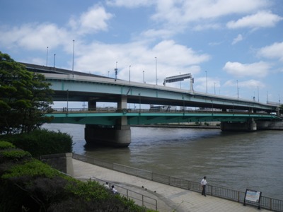 隅田川テラス(箱崎河岸緑道)から見た隅田川大橋