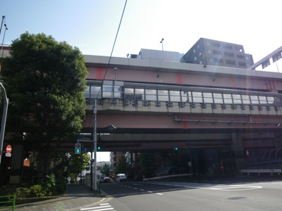 清洲橋通り 首都高6号向島線下を進む