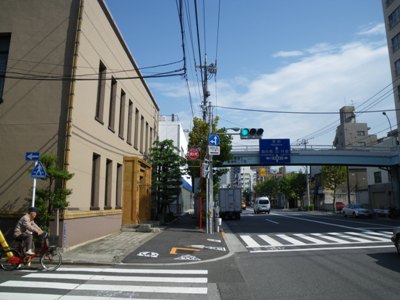 清洲橋通り 清澄町二丁目歩道橋前交差点で左折