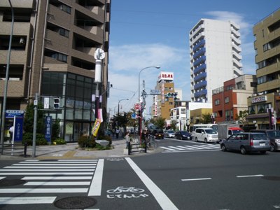 清澄通り 森下駅前交差点で新大橋通りを渡る
