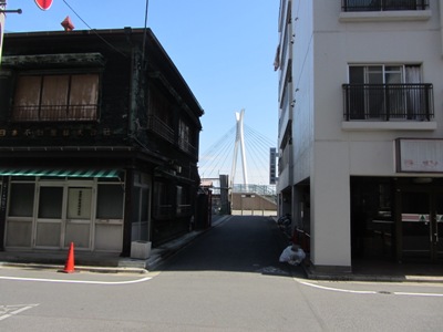 突き当りの堤防の階段で隅田川テラスへ