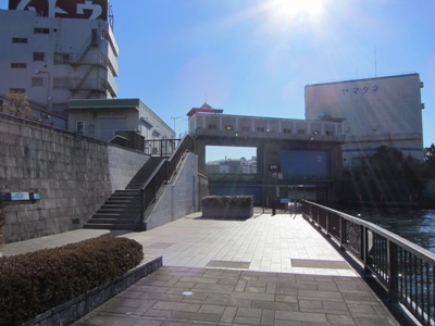 隅田川テラス(東岸) 大島川水門手前の階段を上る