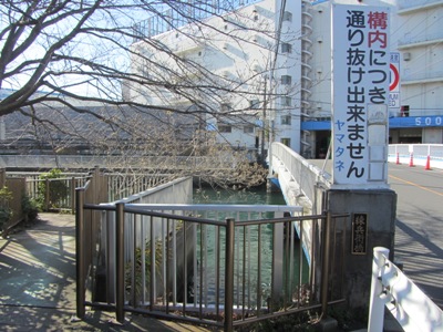 練兵衛橋手前で左折、臨海公園へ