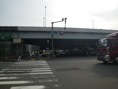 明治通り 夢の島交差点で湾岸道路を渡る