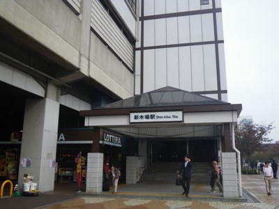 新木場駅 エスカレータで三階へ
