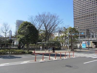 竹芝通り 旧芝離宮前交差点で右折、汐留シオサイト 連絡歩道へ