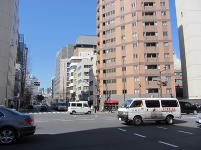浜松町一丁目交差点で第一京浜を渡り、日赤本社通りへ