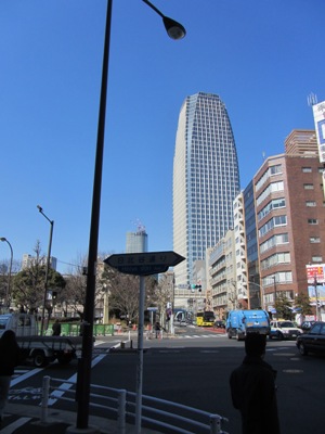 日赤本社通り 御成門交差点で日比谷通りを渡り直進
