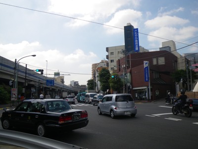 外苑西通り 恵比寿三丁目交差点で都道305号を渡る